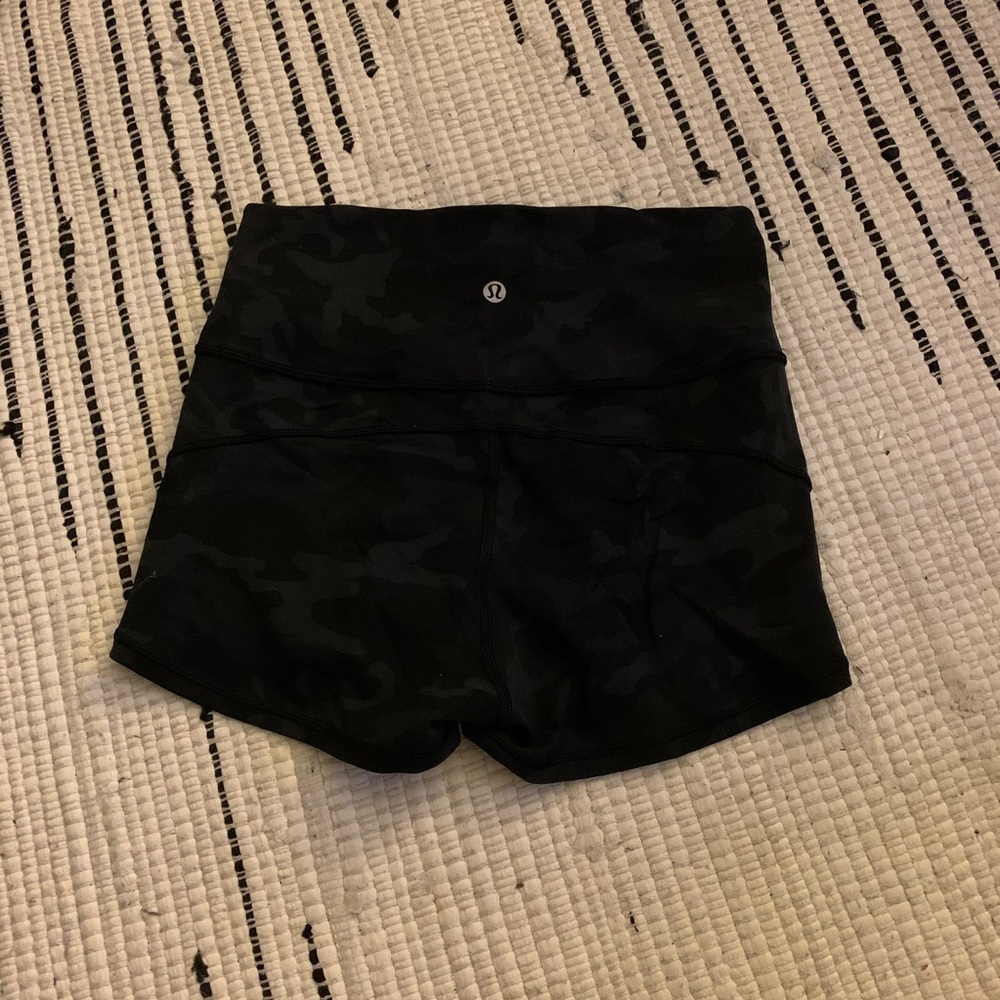 Lululemon RARE camo shorts 2.5 inseam